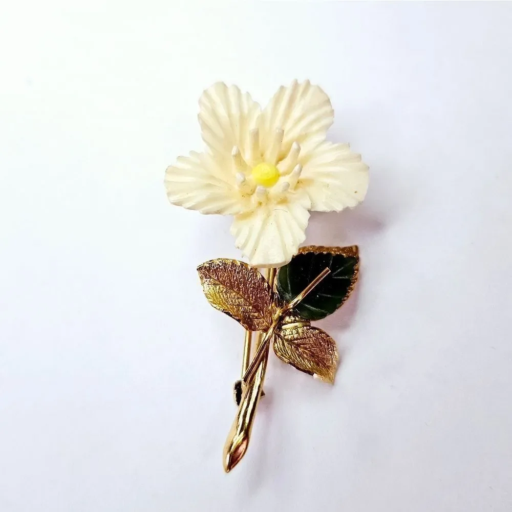 Vintage Wells Signed 14K Gold Filled Textured Cream Celluloid Flower Brooch Pin
